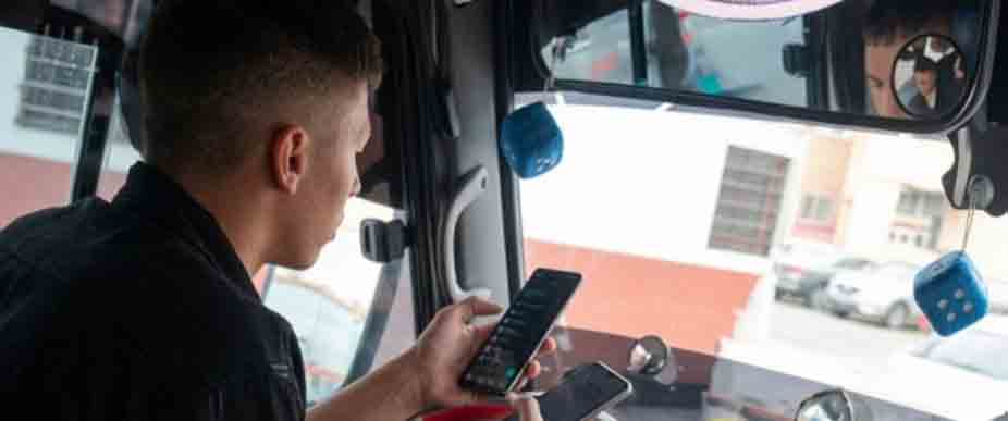 Denuncian a microbusero de la ruta 14 por usar 2 celulares cuando llevaba pasajeros