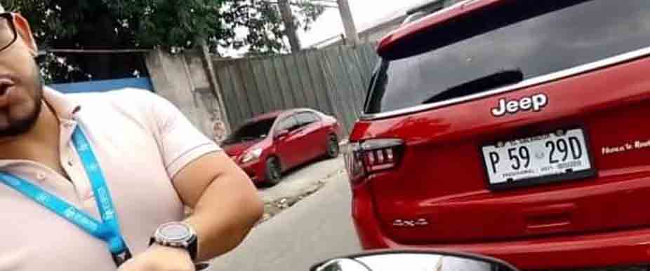 Motociclista graba su propio choque contra una camioneta y la posterior discusión con el conductor