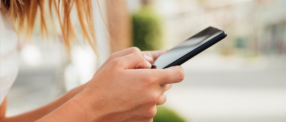 Emiratos Árabes Unidos prohíbe el uso de redes sociales a los adolescentes menores de 15 años
