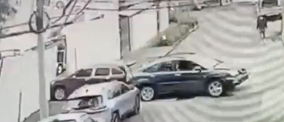 Mujer “ebria” choca su vehículo con 16 carros de sus vecinos en una zona exclusiva