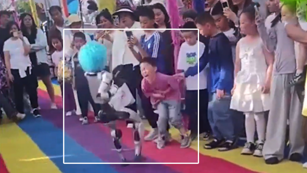 Robot humanoide propina una fuerte patada a un niño durante una exhibición