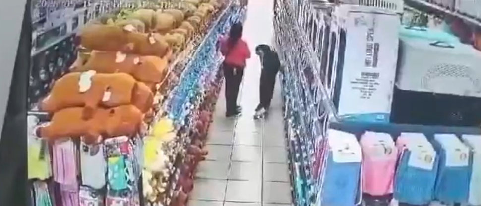 Denuncian hurto en tienda del centro de Santa Ana y exponen a los sospechosos