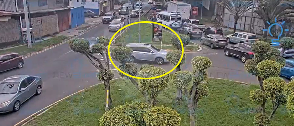 Captan a conductor manejando en sentido contrario en la rotonda del bulevar sur de Santa Tecla