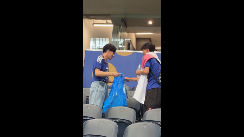 ¡Vaya lección!: aficionados japoneses limpian estadio luego del partido entre Países Bajos contra Japón este domingo en el mundial