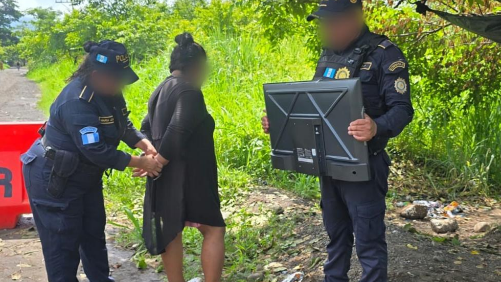 Quería meter una TV a la cárcel para que su hijo y marido recluidos vieran en mundial