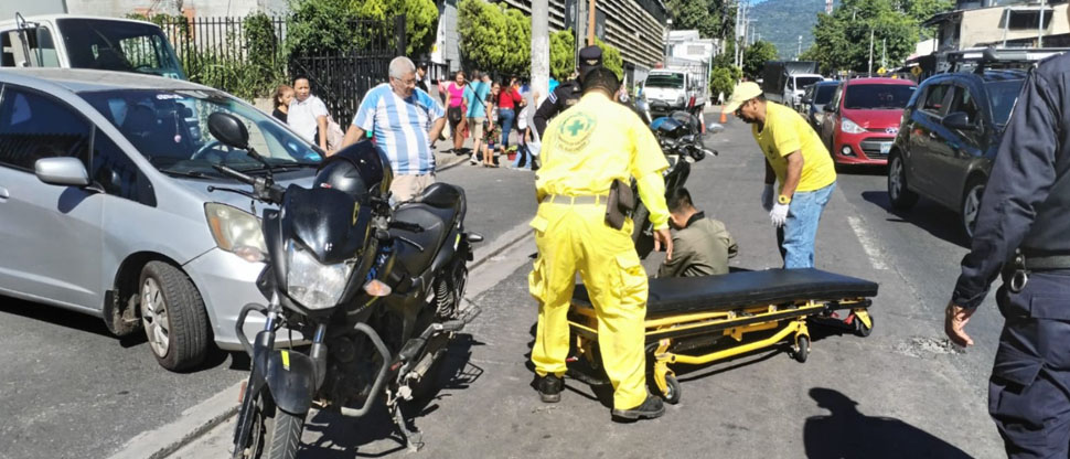Accidente de tránsito deja un motociclista lesionado en la colonia Zacamil