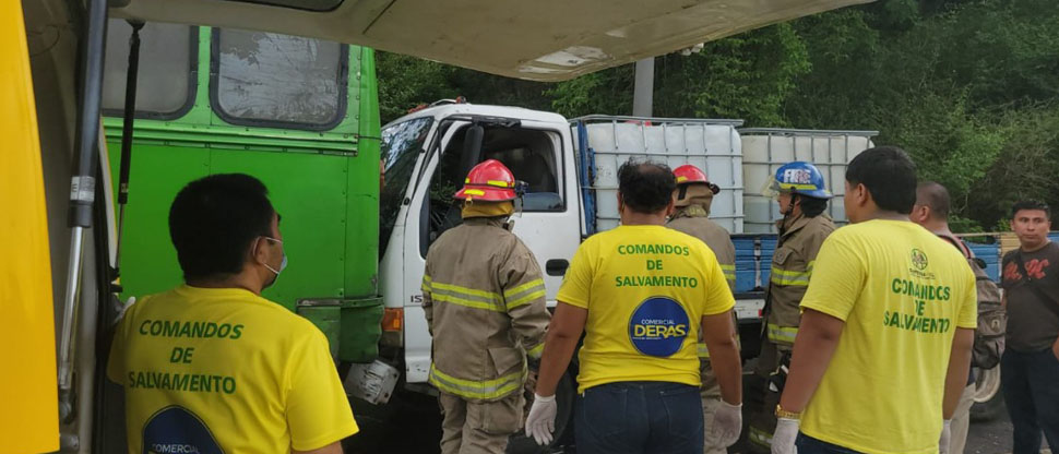 Conductor de camión choca con un autobús tras quedarse sin frenos en La Paz