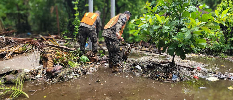 Marina Nacional limpia canaletas para desagüe de agua estancada en Acajutla