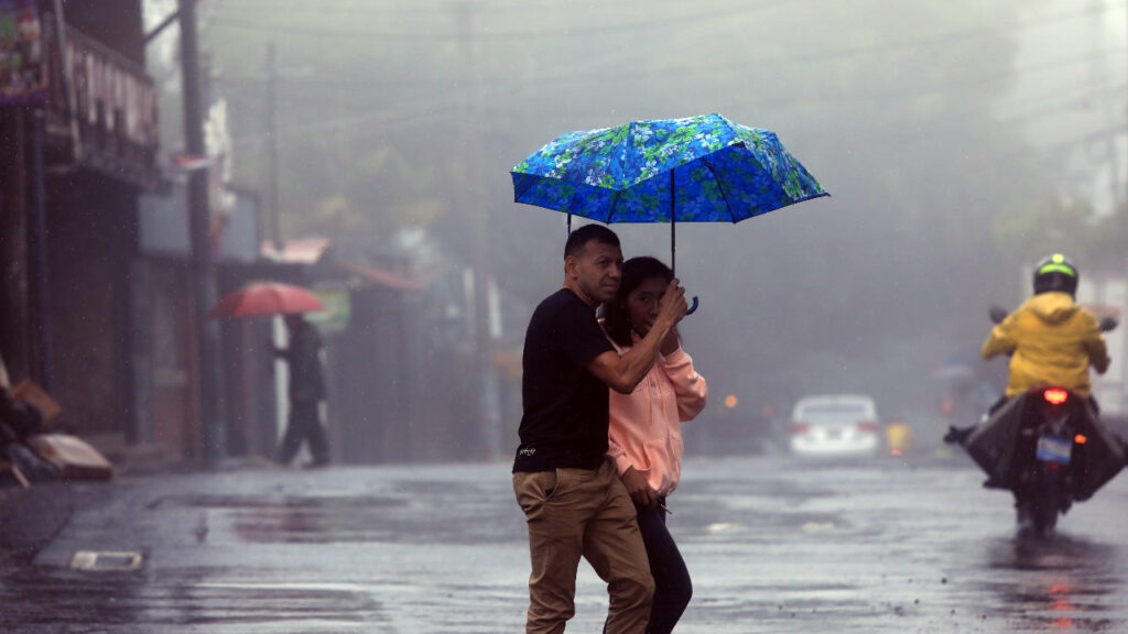 MARN mantiene vigilancia por formación de baja presión que generará lluvias esta semana