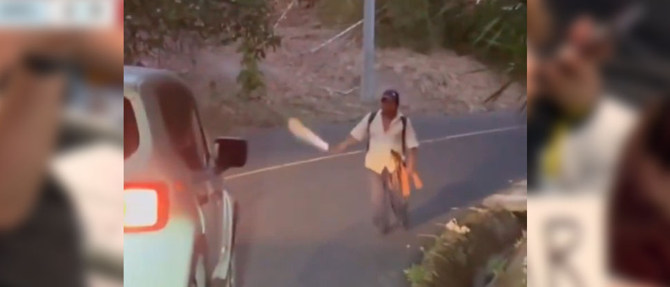 México: hombre en estado de ebriedad y con machete en mano causa temor en carretera
