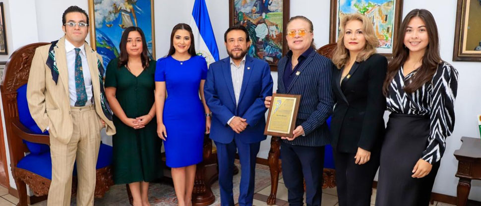 Vicepresidente Félix Ulloa entrega reconocimiento a Marito Rivera por 55 años de trayectoria artística