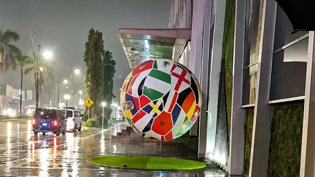 Momento exacto cuando enorme balón se desprende en centro comercial de la Zona Rosa