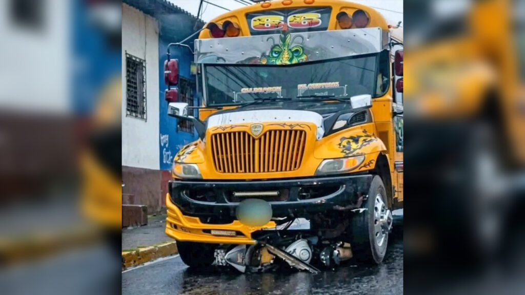 Motociclista queda debajo de autobús tras fuerte choque en Cojutepeque