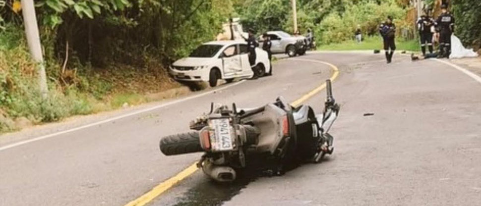 Conductora hace una imprudencia y termina con la vida de motociclista en La Paz
