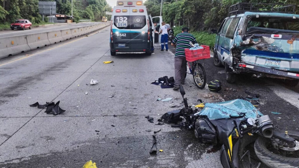 Motociclista muere tras impactar contra un microbús en carretera al Puerto