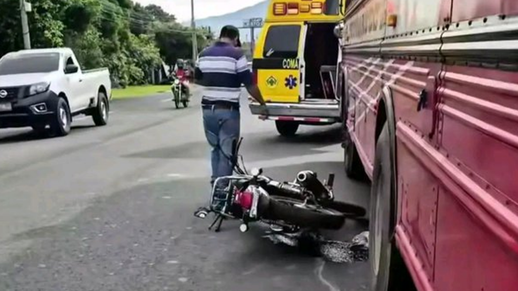 Chica byker resulta lesionada tras accidente en Sonsonate