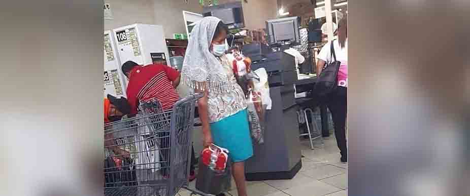 Captan a «hermanita de Dios» llevando varias cervezas tras comprarlas en supermercado