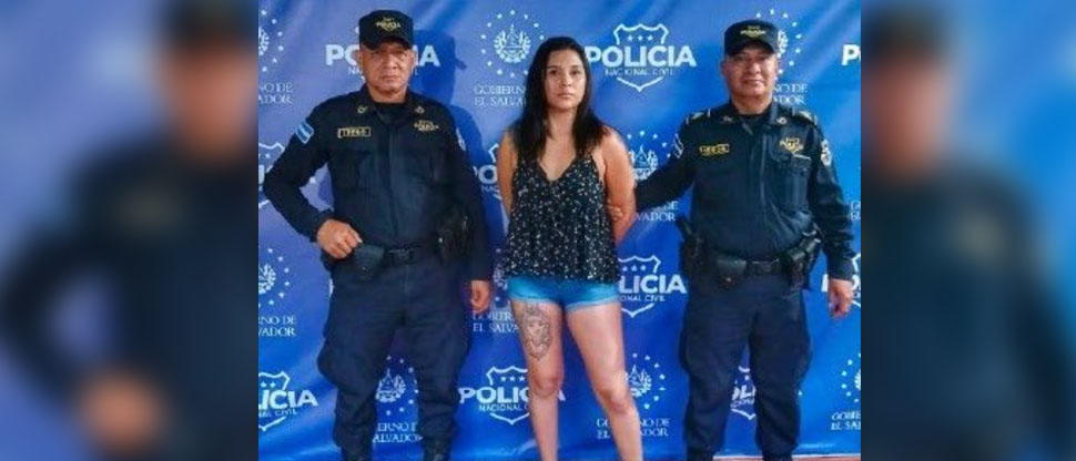 Policía captura a mujer tras agredir a un hombre con una botella en La Libertad Costa