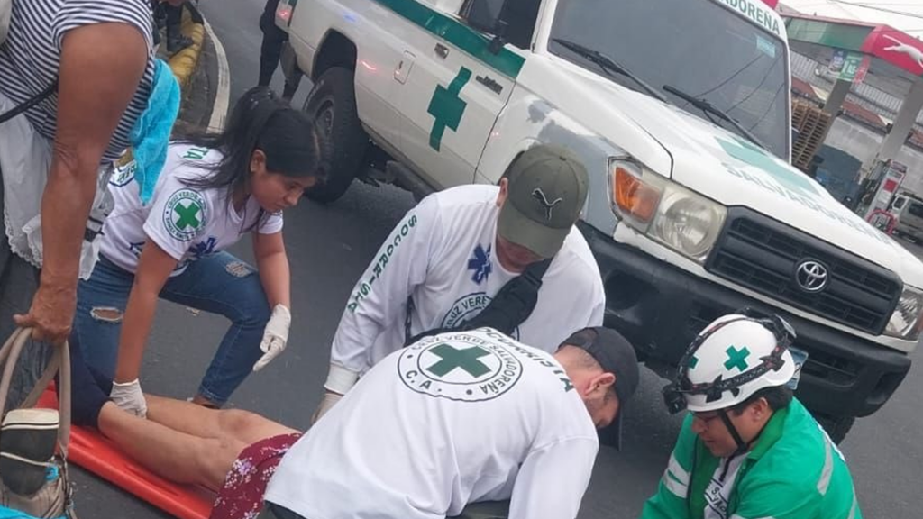 Mujer de la tercera edad es atropellada por una coaster en San Salvador