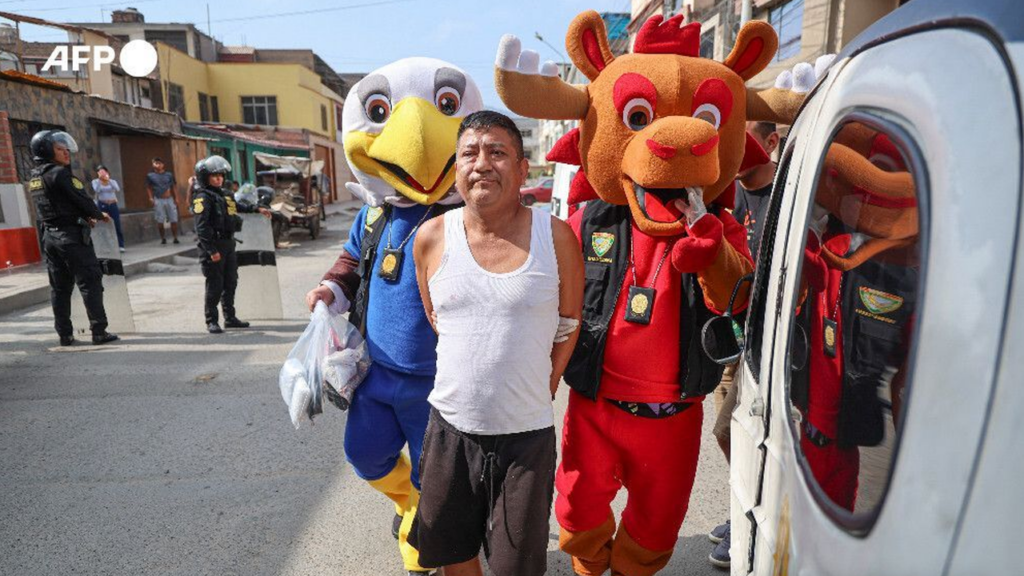 Policías se visten como las mascotas del mundial y capturan a un narco