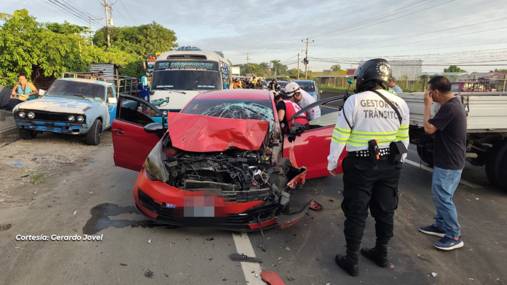 Un lesionado deja aparatoso accidente sobre la carretera a Nejapa