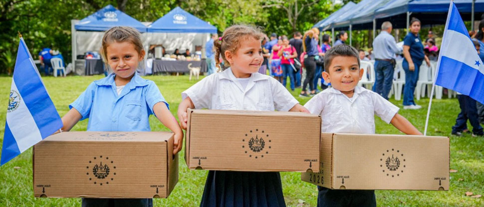 Paquetes escolares son entregados a niños con doble nacionalidad en Arcatao