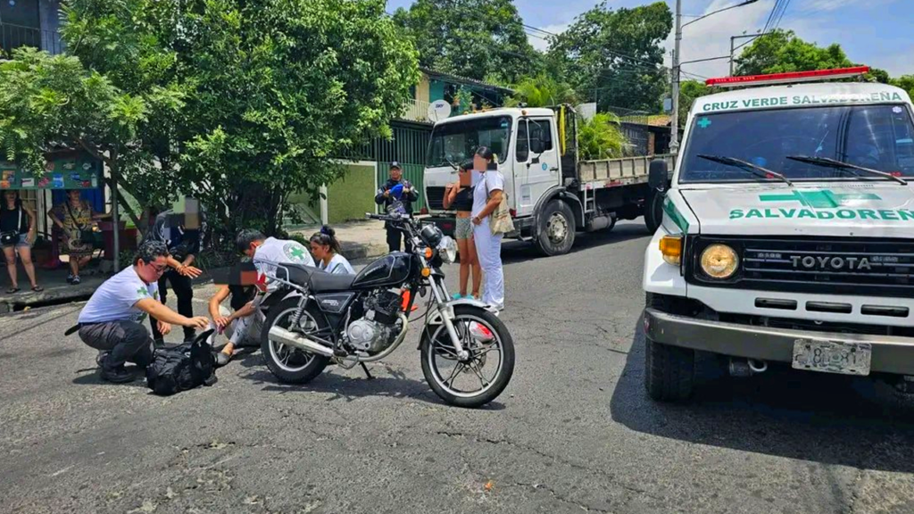 Pareja que se conducía en motocicleta resulta con lesiones tras accidentarse en Mejicanos