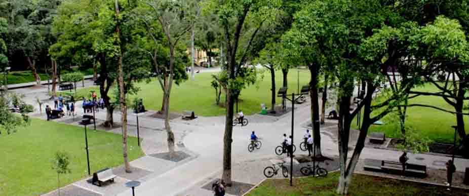 Parejita se desborda de amor en el parque Cuscatlán