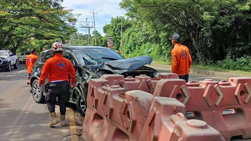 Reportan aparatoso accidente sobre carretera a Santa Ana