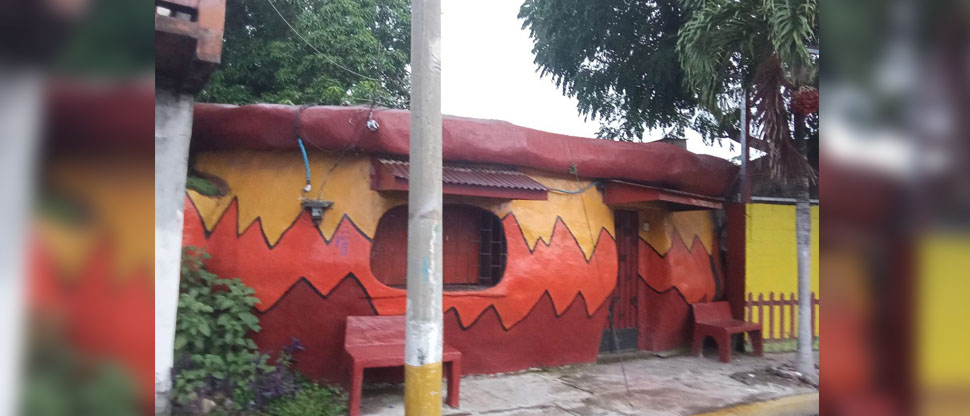 Casa al estilo de la caricatura de “Los Picapiedras” causa sensación en Izalco