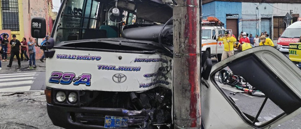 Socorristas rescatan a conductor de microbús que quedó atrapado tras aparatoso accidente