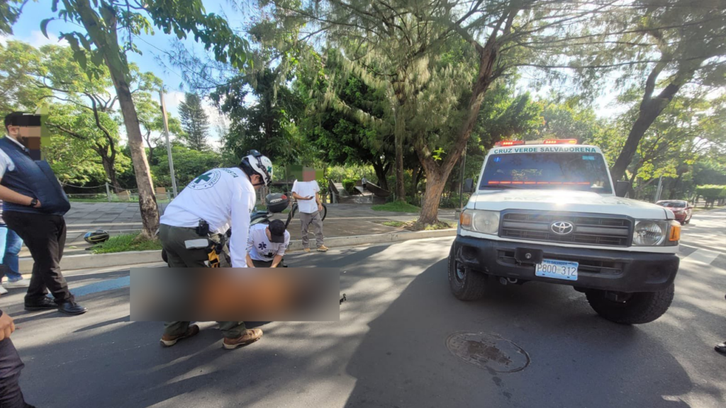 Motociclista resulta con múltiples lesiones tras accidentarse en San Salvador
