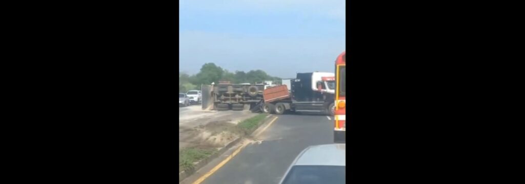 Fuerte accidente de tránsito entre volqueta y rastra provoca caos en Sonsonate