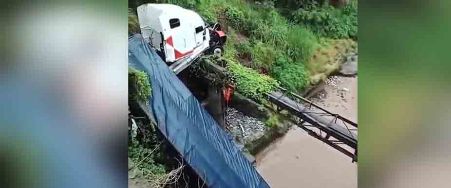 Rastra cae del puente Tomayate y queda colgada de estructura que soporta tubería