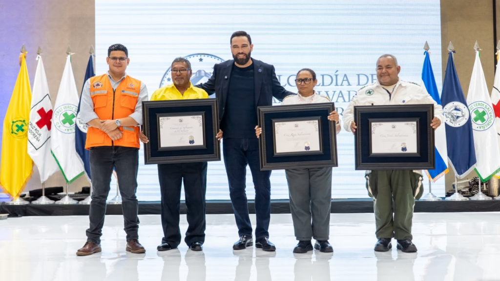 Alcalde de San Salvador Centro reconoce la labor de los cuerpos de socorro