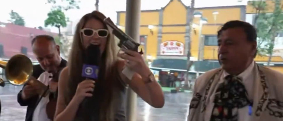 Reportera brasileña se vuelve viral al entrevistar unos mariachis y le dan un revólver