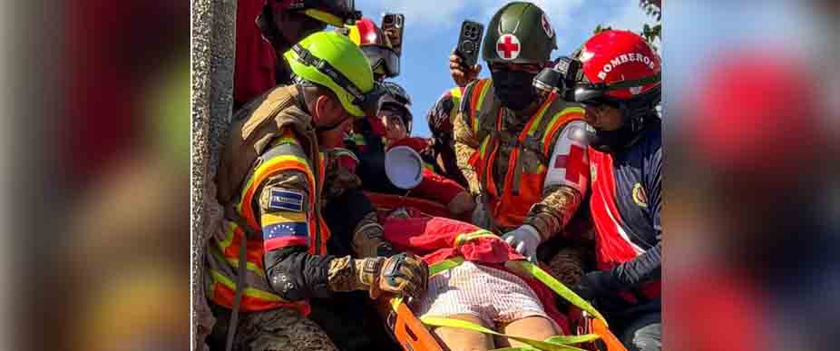 Socorristas de El Salvador rescatan a mujer tras 86 horas soterrada en una infraestructura colapsada en Venezuela