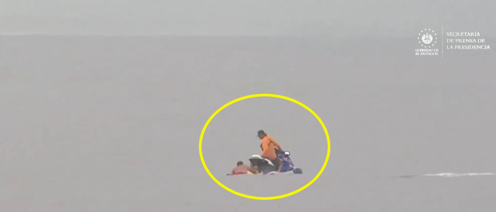 Rescatan a hombre de las profundidades de la playa del Puerto de La Libertad