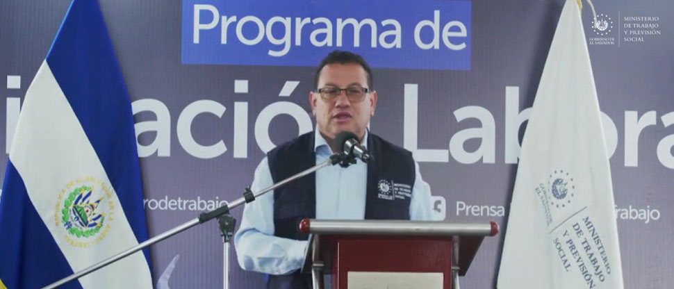 Contingente numeroso de salvadoreños viajan a Canadá a trabajar