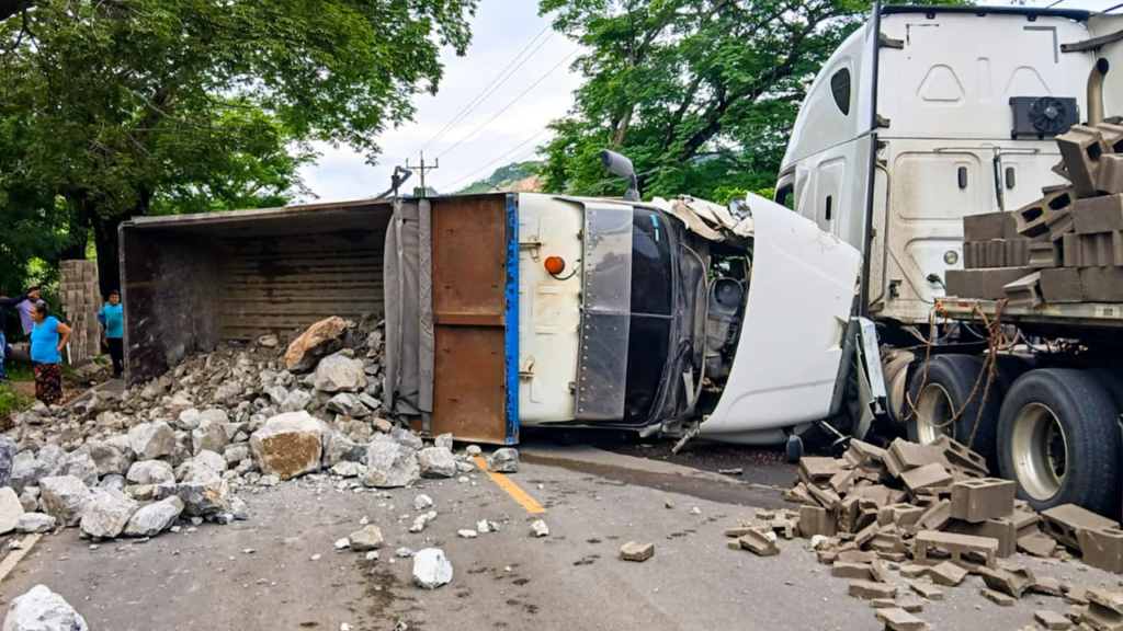 Un lesionado de gravedad deja choque de camiones en carretera Longitudinal del Norte