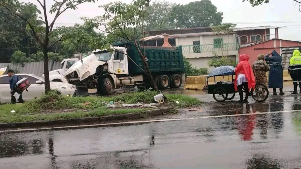Conductor de camión pierde el control y se estrella contra separadores en Acajutla