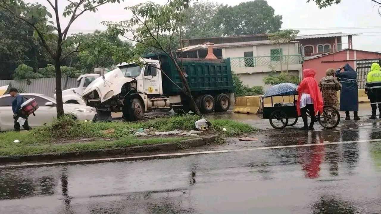 Conductor de camión pierde el control y se estrella contra separadores ...